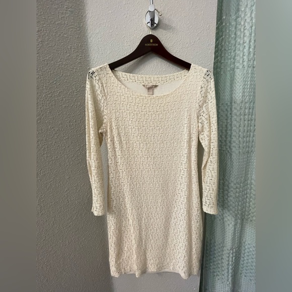 Banana Republic lined, lace dress in cream. - Picture 2 of 10
